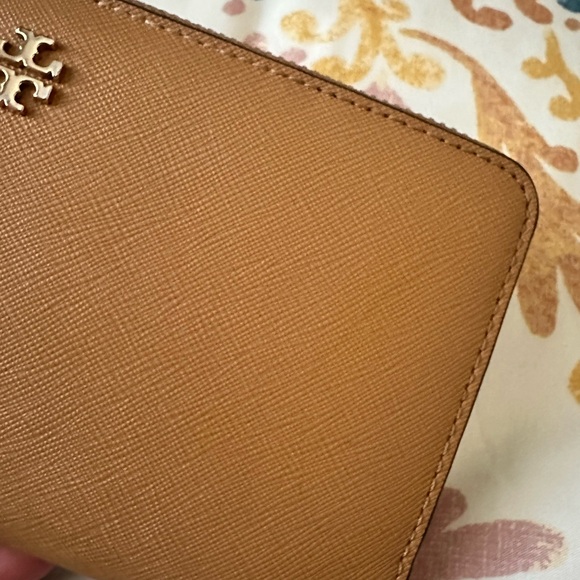 Authentic Tory Butch tan wallet - Picture 3 of 7